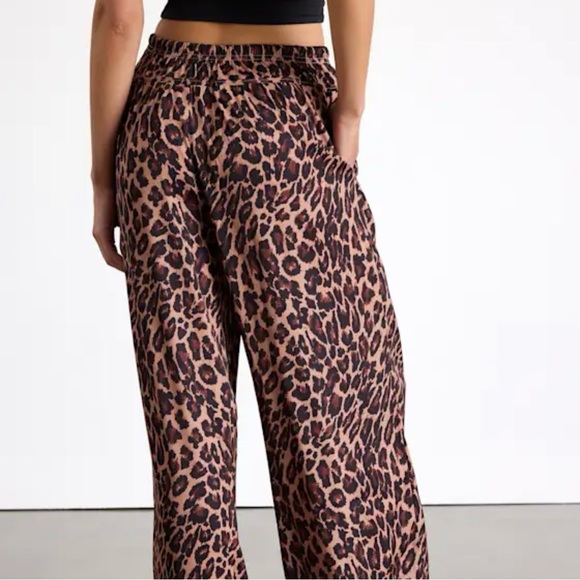 🌟NWT🌟Lulus Kashley Brown Leopard Print Mid-rise Wide-leg Pants - Size M - Picture 3 of 4